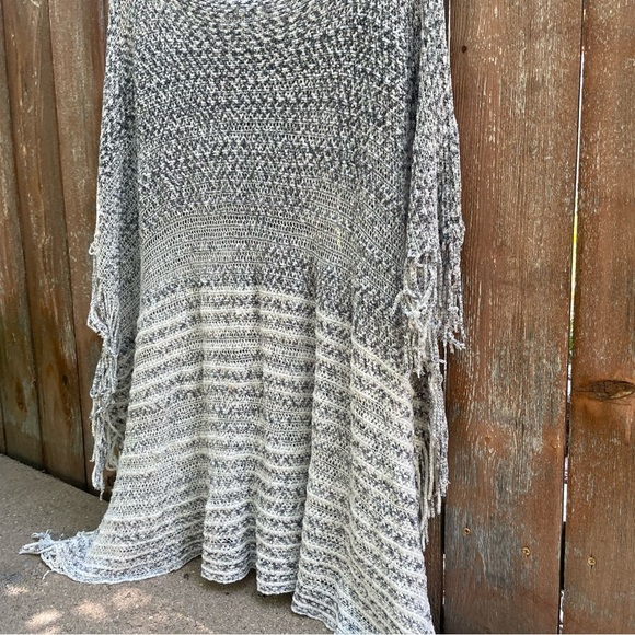 ANA & ROSE Women’s Blue White Gray Knit Shrug Shawl Fringe One Size - Picture 6 of 9